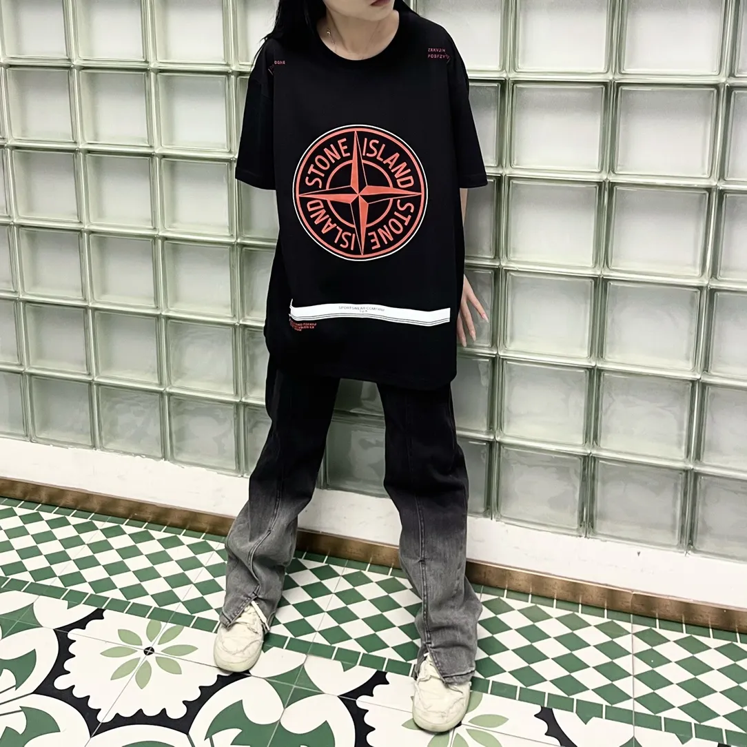 W616#P110💰 [Stone lsland/Stone Island summer new short-sleeved T-shirt with red big compass print on the chest] ⚠️[Original creation, high control of details] Made of 260 grams of combed cotton, 32-count double yarn - Simple basic versatile style, original quality, the first choice for couples. - Made in a large factory, four needles and five threads on the shoulder, neatly arranged, high quality workmanship. - Same style for men and women, very versatile, one piece for each person Details are clearly visible. Color: Black White Size: M L